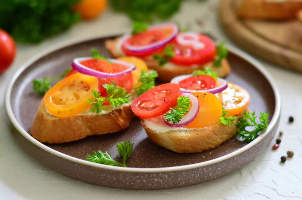 Sabrosa Bruschetta Con Tomate Fácil Cocinar Snack Nutritivo Bellamente Decorado — Foto de Stock