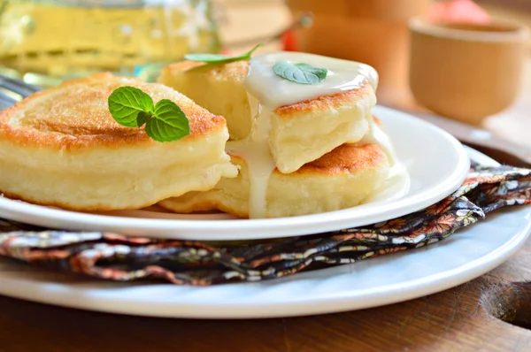 Pfannkuchen mit Minzblättern — Stockfoto