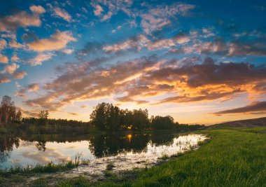 günbatımı üzerinde yeşil bir bozkır