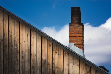 Eski tuğla baca çatı