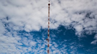 Radyo ve televizyon kulesi igoluboe gökyüzü