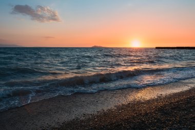 Gün batımı göl alakol ile bulutlar üzerinde. Kazakistan