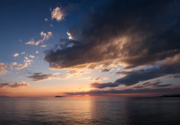 Zonsondergang op het strand met mooie hemel, Alakol, Kazachstan — Stockfoto