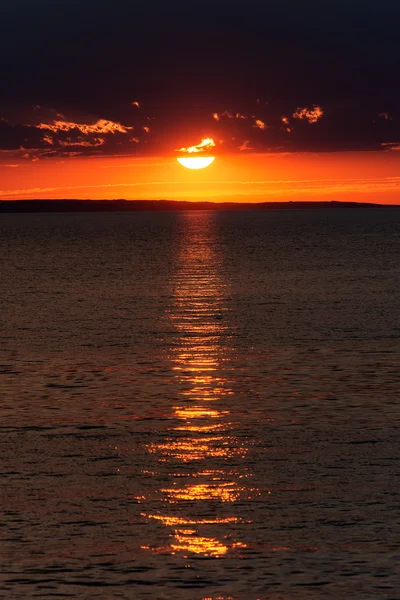 Pôr do sol na praia com céu bonito, Alakol, Cazaquistão — Fotografia de Stock