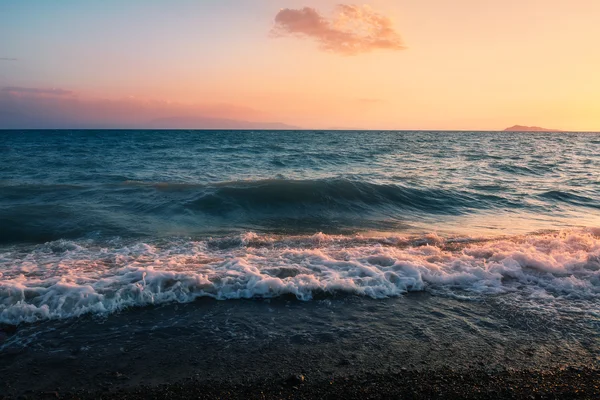 Zonsondergang over lake alakol met wolken. Kazachstan — Stockfoto