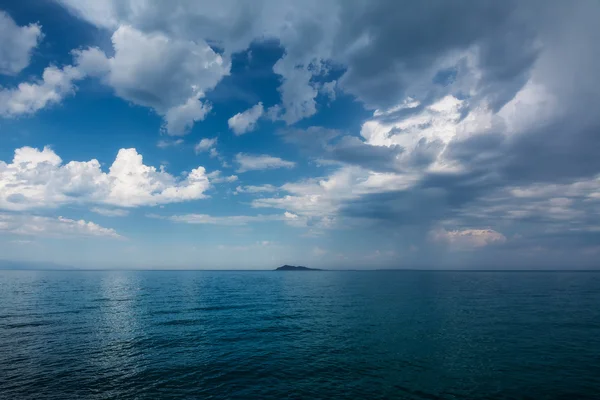 Cloudscape over lake alakol. Kazachstan — Stockfoto