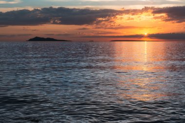 Gün batımı göl alakol ile bulutlar üzerinde. Kazakistan