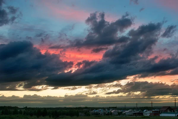 Céu pintado com nuvens ao pôr do sol — Fotografia de Stock