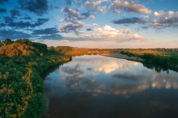 Abendliche Szene auf dem Fluss — Stockfoto