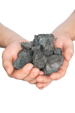 Beyaz arka plan üzerinde elinde kömür kola