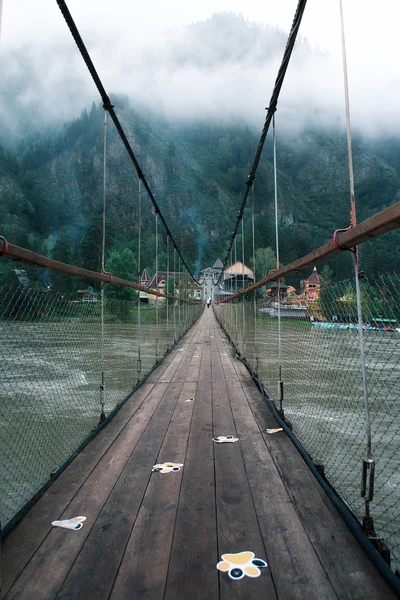 Ponte sospeso, ponte attraverso il bosco — Foto Stock