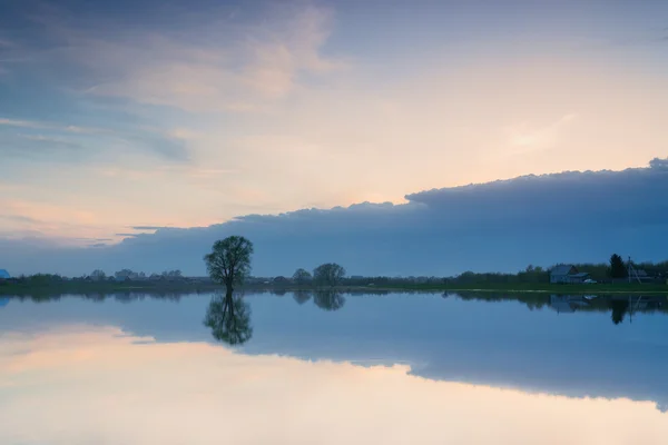 Beau ciel reflété dans le lac , — Photo