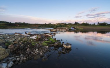 Günbatımı taş sahil ve nehir