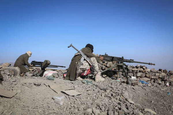 Taiz _ Yemen _ 07 Şubat 2017: Taiz şehrinin batısında El-Houthi milislerine karşı meşru ordu saflarında savaşan asker