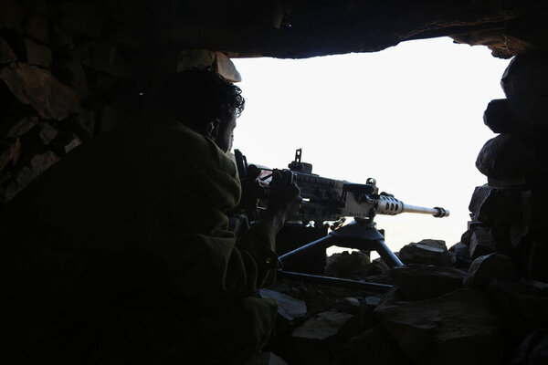 Тайз _ Йемен _ 07 Фев 2017: Солдат сражается в рядах легитимной армии против ополчения Аль-Хуси на западе города Таиз