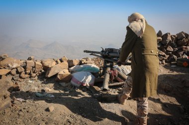 Taiz / Yemen - 22 Aralık 2015: Cumhurbaşkanı Abd Rabbu Mansour Hadi 'ye sadık Yemen savaşçıları Taiz City' deki El-Houthi isyancılarına karşı savaşıyor