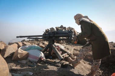 Taiz / Yemen - 22 Aralık 2015: Cumhurbaşkanı Abd Rabbu Mansour Hadi 'ye sadık Yemen savaşçıları Taiz City' deki El-Houthi isyancılarına karşı savaşıyor