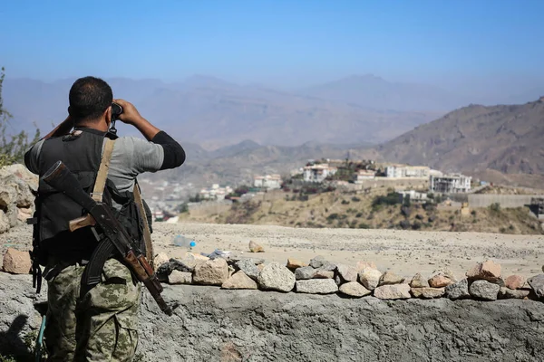 Taiz _ Yemen _ 07 Şubat 2017: Taiz şehrinin batısında El-Houthi milislerine karşı meşru ordu saflarında savaşan asker