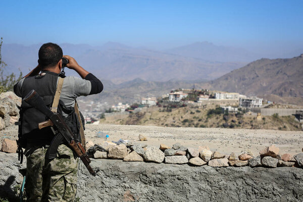 Тайз _ Йемен _ 07 Фев 2017: Солдат сражается в рядах легитимной армии против ополчения Аль-Хуси на западе города Таиз
