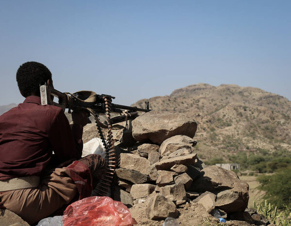 Тайз _ Йемен _ 07 Фев 2017: Солдат сражается в рядах легитимной армии против ополчения Аль-Хуси на западе города Таиз