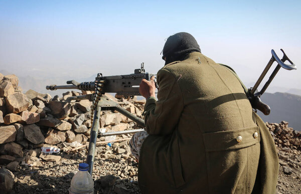 Таиз / Йемен - 22 декабря 2015: Йеменские боевики, верные президенту Абд Раббу Мансуру Хади, борются против повстанцев Аль-Хуси в городе Таиз