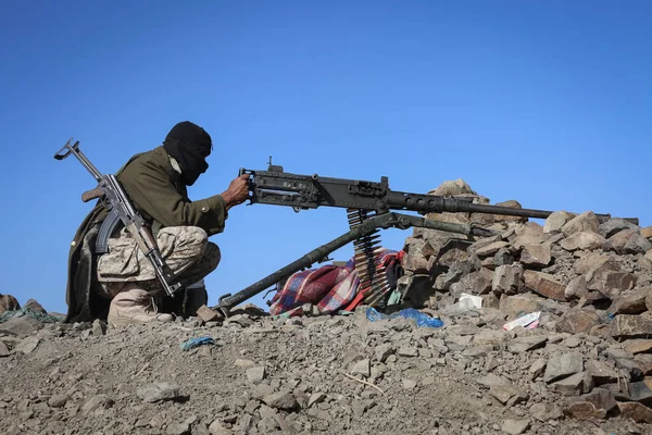 Taiz / Yemen - 22 Aralık 2015: Cumhurbaşkanı Abd Rabbu Mansour Hadi 'ye sadık Yemen savaşçıları Taiz City' deki El-Houthi isyancılarına karşı savaşıyor