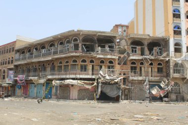 Taiz / Yemen - 04 Aralık 2016: Doğu Taiz City 'de ulusal ordu ile El-Houthi milisleri arasında çıkan şiddetli çatışmalar ve savaş sonucu yıkılan evler yığını .