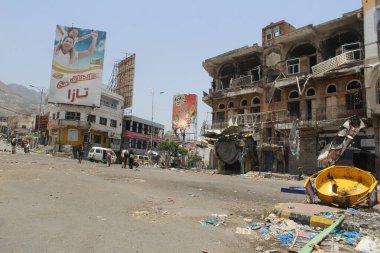 Taiz / Yemen - 04 Aralık 2016: Doğu Taiz City 'de ulusal ordu ile El-Houthi milisleri arasında çıkan şiddetli çatışmalar ve savaş sonucu yıkılan evler yığını .
