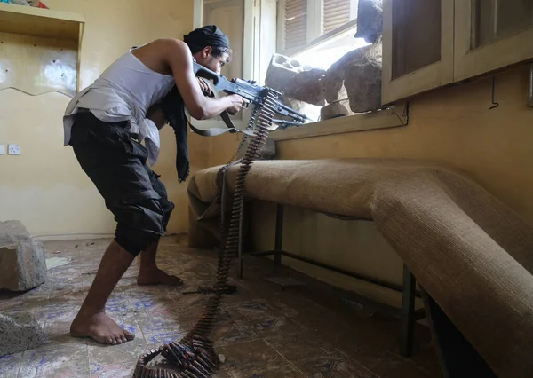 Taiz / Yemen - 17 Aralık 2018: Bir Yemen askeri Taiz, Yemen 'de Ulusal Ordu saflarında savaşıyor