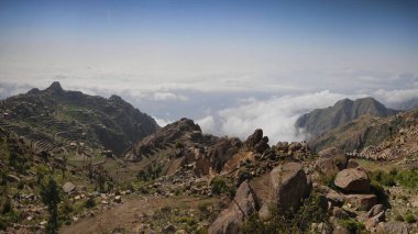 Sabir Dağı 'ndan Taiz / Yemen' e kadar bulutların üzerindeki tarımsal skaler.