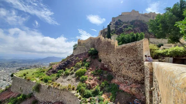 Taiz _ Yemen _ 19 Haziran 2020: Yemen 'in Taiz kenti ve tarihi Kahire kalesi kentteki en önemli tarihi eserleri göstermektedir.
