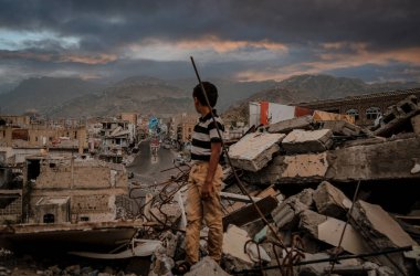 Taiz / Yemen - 22 Ağustos 2016: Yemenli bir çocuk savaş nedeniyle Taiz kentindeki evlerin yıkımına tanık oldu