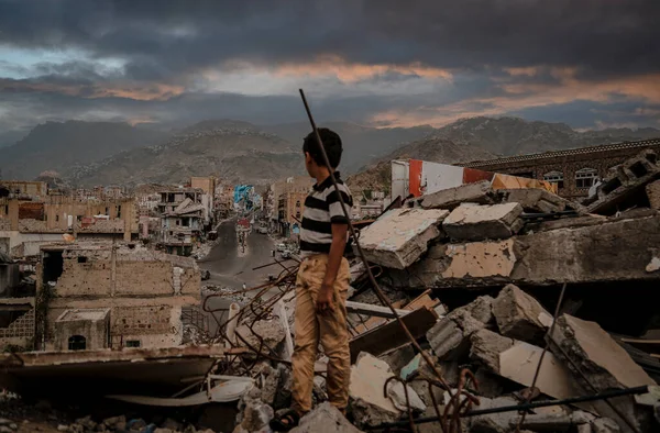 Taiz Jemen Srpna 2016 Jemenské Dítě Svědkem Zničení Domů Městě — Stock fotografie