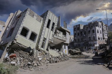 Taiz / Yemen - 05 Aralık 2016: Taiz City, Yemen 'deki El-Houthi milisleri ile ulusal ordu arasındaki savaşın yol açtığı büyük yıkım 