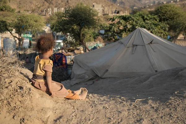 Taiz Jemen Únor 2021 Jemenská Dívka Žije Svou Rodinou Táboře — Stock fotografie