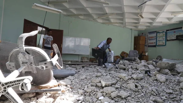 Taiz / Yemen - 24 Mayıs 2016: Houthi milisleri ile ulusal ordu arasındaki savaş nedeniyle Taiz Üniversitesi içinde yıkılan bir bina