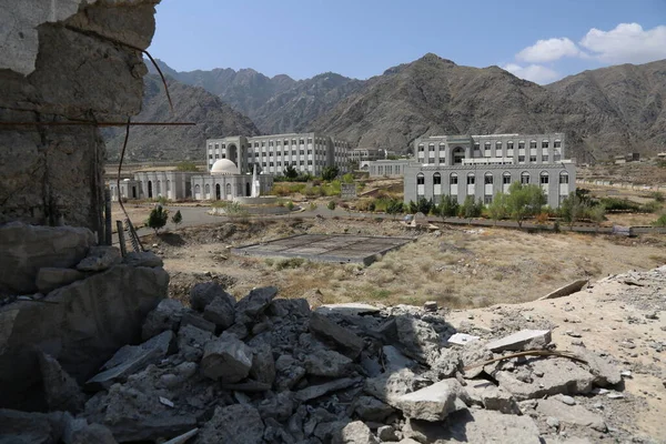 Taiz / Yemen - 24 Mayıs 2016: Houthi milisleri ile ulusal ordu arasındaki savaş nedeniyle Taiz Üniversitesi içinde yıkılan bir bina