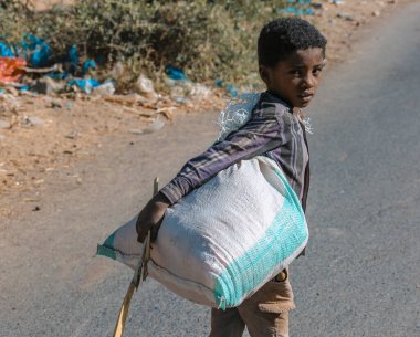 Taiz _ Yemen - 09 Şubat 2017: Yemen 'deki savaş nedeniyle yerlerinden edilen insanlar için bir kampta ailesiyle birlikte yaşayan bir çocuk .
