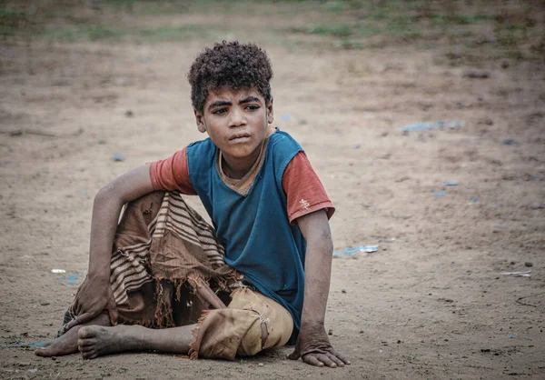 Taiz _ Yemen _ 17 Nisan 2020: Taiz 'li fakir bir Yemenli çocuk, altıncı yıldır devam eden çatışmalar nedeniyle kötü bir ekonomik durumda ve çöküşün eşiğinde.!