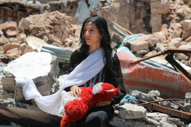 Taiz / Yemen - 13 Nisan 2017: Taiz kentinde Ulusal Ordu ile Houthi milisleri arasında yaşanan şiddetli çatışmaların yol açtığı yıkımdan dolayı üzgün bir Yemenli kız