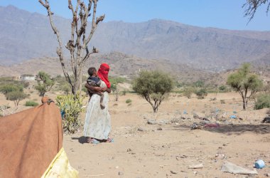 Taiz / Yemen - 09 Şubat 2017: Bir Yemenli kadın çocuğuyla birlikte Taiz 'deki savaş cehenneminden kaçanlar için bir kampta yaşıyor