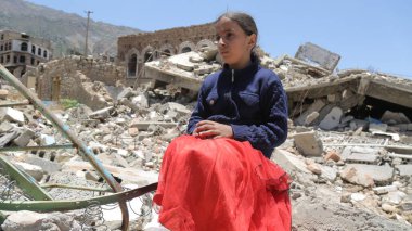 Taiz / Yemen - 13 Nisan 2017: Taiz kentinde Ulusal Ordu ile Houthi milisleri arasında yaşanan şiddetli çatışmaların yol açtığı yıkımdan dolayı üzgün bir Yemenli kız