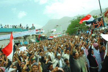 Taiz / Yemen - 28 Şubat 2011: 2011 Arap Baharı Devrimi 'nde Yemen' in Taiz kentindeki Özgürlük Meydanı 'nda kitle kalabalığı