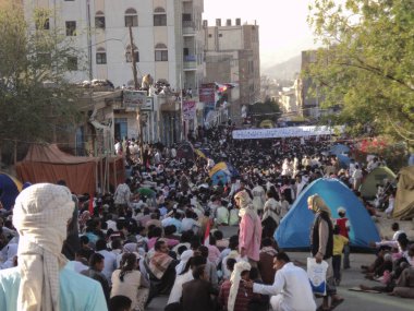 Taiz / Yemen - 28 Şubat 2011: 2011 Arap Baharı Devrimi 'nde Yemen' in Taiz kentindeki Özgürlük Meydanı 'nda kitle kalabalığı