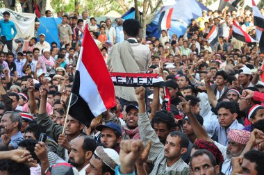 Taiz / Yemen - 28 Şubat 2011: 2011 Arap Baharı Devrimi 'nde Yemen' in Taiz kentindeki Özgürlük Meydanı 'nda kitle kalabalığı