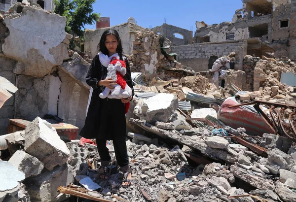 Taiz Jemen Dubna 2017 Dívka Mezi Troskami Domů Které Zničily — Stock fotografie