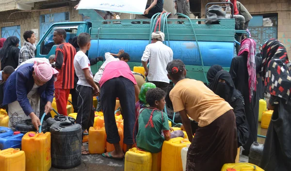Taiz / Yemen - 28 Temmuz 2020: Su krizi ve savaşın başlangıcından bu yana Güney Yemen 'deki Taiz şehrinin sakinlerinin tanık olduğu zor yaşam koşulları nedeniyle çocuklar su almaya gittiler