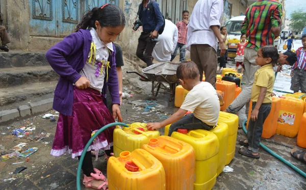 Taiz / Yemen - 04 Temmuz 2015: Su krizi ve savaşın başlangıcından bu yana Güney Yemen 'de yaşayan Taiz halkının tanık olduğu zor yaşam koşulları nedeniyle çocuklar su almaya gittiler
