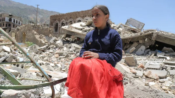 Taiz Yemen Apr 2017 Sad Yemeni Girl Due Great Destruction — Stock Photo, Image