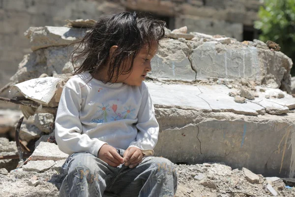 Taiz Iêmen Abr 2017 Uma Menina Entre Ruínas Casas Destruídas — Fotografia de Stock